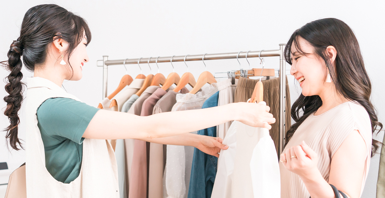 女性と服の写真