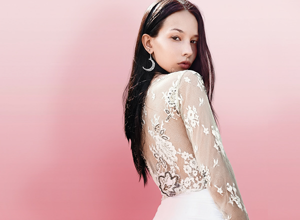 女性と服の写真